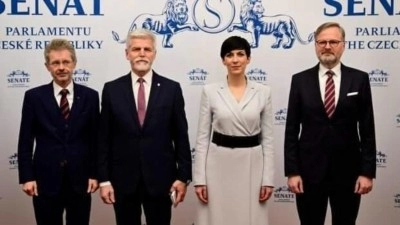 Táhněte dezoláti zpátky na stromy! My si vaše peníze na cesty po světě nenecháme vzít, vříská Pekarová, Černochová, Vystrčil, Fiala a spol..