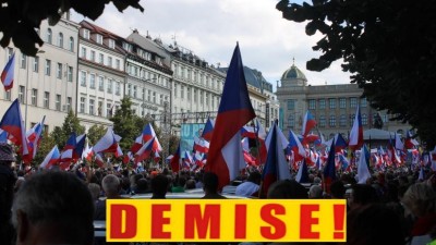 VIDEO: Takto mluví starší generace na demonstraci, kterou Pekarová a vůdci nadřazeně uráží