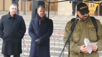 Raptor - TV.cz - přímý vstup. demonstrace policistů a hasičů před ministerstvem vnitra (test)