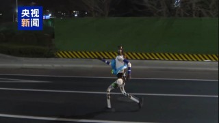 Prvn&iacute; humanoid běž&iacute; půlmaraton v Pekingu: hlavně že u n&aacute;s je na &scaron;kol&aacute;ch politika Člověka v t&iacute;sni!